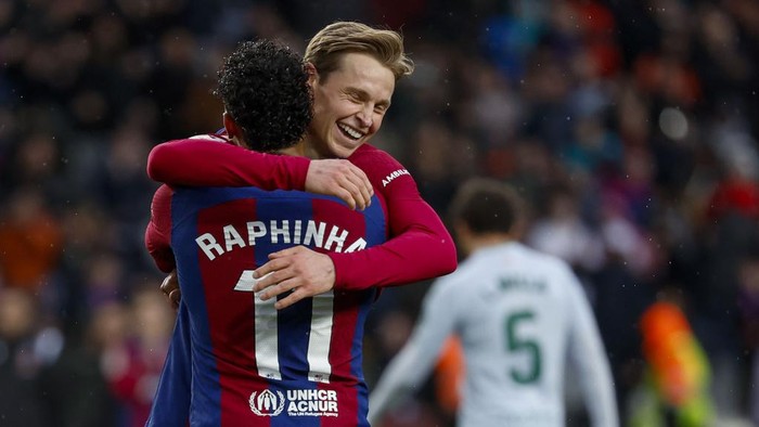 Barcelonas Frenkie de Jong, right, celebrates with Barcelonas Raphinha after scoring his sides third goal during a Spanish La Liga soccer match between Barcelona and Getafe at the Olimpic Lluis Companys stadium in Barcelona, Spain, Saturday, Feb. 24, 2024. (AP Photo/Joan Monfort)