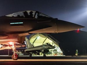 Kerahkan Jet Tempur, AS-Inggris Targetkan Gudang Senjata Houthi