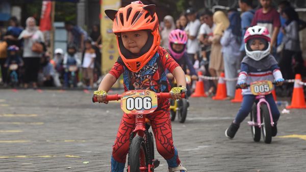Gemesnya Bocah-bocah Adu Cepat Balap Sepeda Dorong di Serang