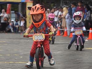 Gemesnya Bocah-bocah Adu Cepat Balap Sepeda Dorong di Serang