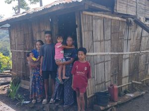 Kisah Mama Maria Belasan Tahun Tinggal di Gubuk Tanpa Listrik di NTT