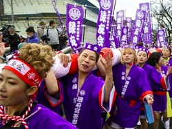 Wanita Pertama di Festival Telanjang Pria Selama 1.250 Tahun