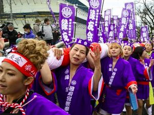 Wanita Pertama di Festival Telanjang Pria Selama 1.250 Tahun Wanita Pertama di Festival Telanjang Pria Selama 1.250 Tahun