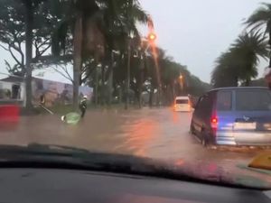 Diguyur Hujan Deras, Jalanan Komplek Elit di Padalarang Banjir