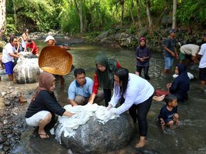 Jelang Ramadan, Warga Suku Osing Gotong Royong Cuci Kain Kafan Jelang Ramadan, Warga Suku Osing Gotong Royong Cuci Kain Kafan