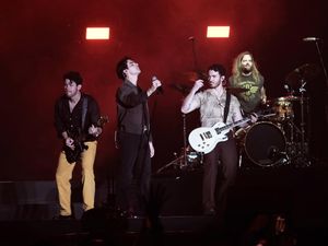 Potret Keseruan Konser Jonas Brothers Semalam Potret Keseruan Konser Jonas Brothers Semalam