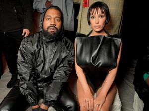 Bianca Censori Tampil Tanpa Underwear, Disebut Dicuci Otak Oleh Kanye West