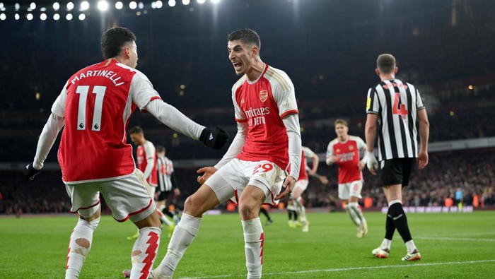 LONDON, ENGLAND - FEBRUARY 24: Kai Havertz of Arsenal celebrates scoring his teams second goal with teammate Gabriel Martinelli during the Premier League match between Arsenal FC and Newcastle United at Emirates Stadium on February 24, 2024 in London, England. (Photo by Justin Setterfield/Getty Images)