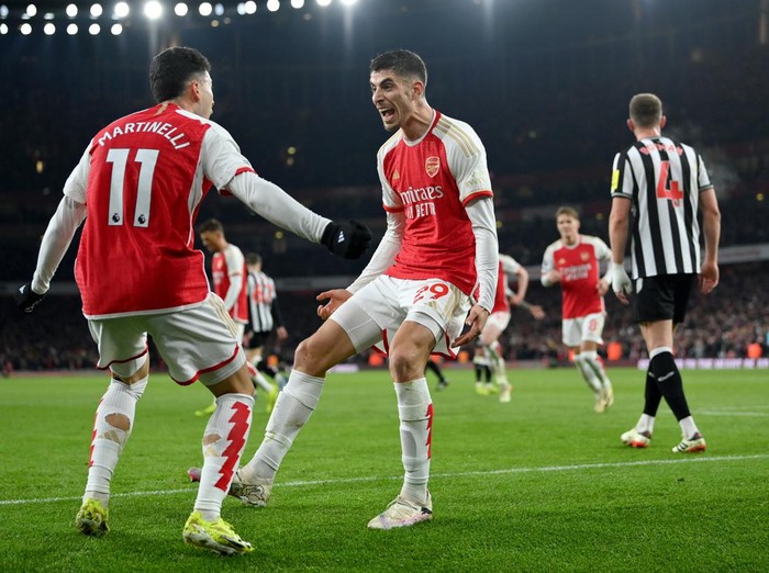 LONDON, ENGLAND - FEBRUARY 24: Kai Havertz of Arsenal celebrates scoring his teams second goal with teammate Gabriel Martinelli during the Premier League match between Arsenal FC and Newcastle United at Emirates Stadium on February 24, 2024 in London, England. (Photo by Justin Setterfield/Getty Images)