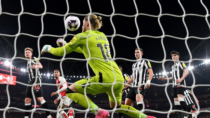 LONDON, ENGLAND - FEBRUARY 24: Gabriel of Arsenal (not pictured) heads a shot which is later deflected by Sven Botman of Newcastle United past teammate Loris Karius, resulting in an own-goal and Arsenals first goal during the Premier League match between Arsenal FC and Newcastle United at Emirates Stadium on February 24, 2024 in London, England. (Photo by Justin Setterfield/Getty Images)