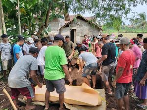 Makam Nenek di Jember Dibongkar Gegara Lahannya Diklaim Mantan Kades Makam Nenek di Jember Dibongkar Gegara Lahannya Diklaim Mantan Kades