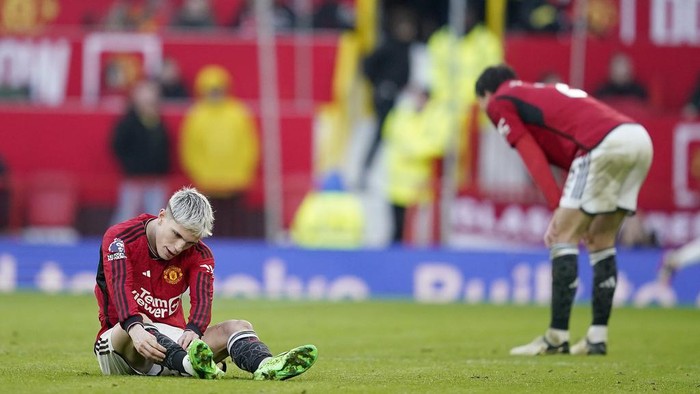 Manchester United players react after losing the English Premier League soccer match between Manchester United and Fulham at Old Trafford stadium in Manchester, Saturday, Feb. 24, 2024.(AP Photo/Dave Thompson)