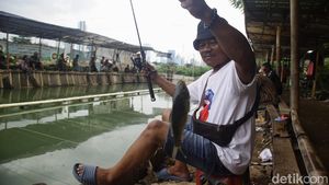 Memancing Ikan di Sungai Kanal Banjir Barat