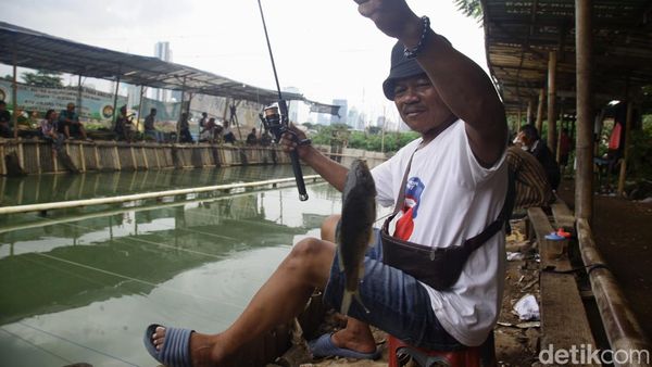Memancing Ikan di Sungai Kanal Banjir Barat