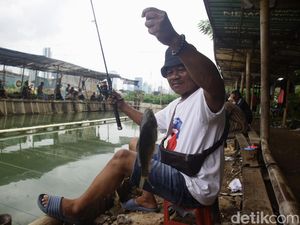 Memancing Ikan di Sungai Kanal Banjir Barat Memancing Ikan di Sungai Kanal Banjir Barat