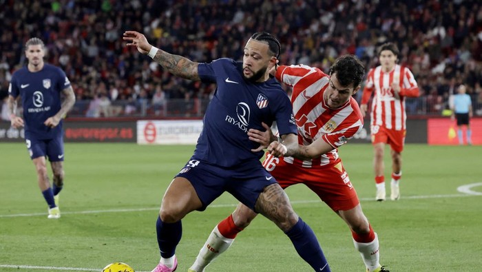 Soccer Football - LaLiga - Almeria v Atletico Madrid - Estadio de los Juegos Mediterraneos, Almeria, Spain - February 24, 2024  Atletico Madrids Memphis Depay in action with Almerias Aleksandar Radovanovic REUTERS/Jon Nazca