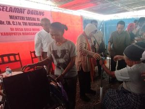 Kunker ke NTT, Mensos Risma Bagikan Sembako hingga Kursi Roda