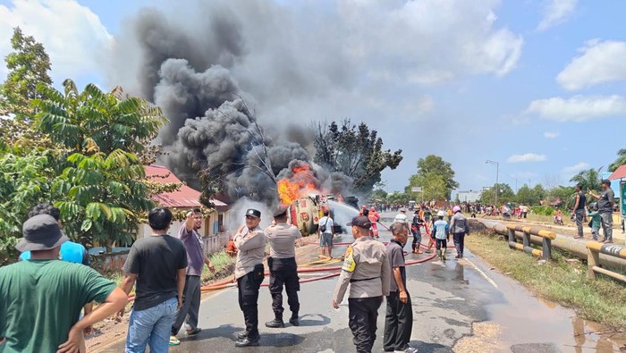 Mobil tangki mengangkut BBM meledak di Dumai