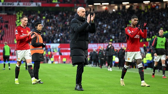 MANCHESTER, ENGLAND - FEBRUARY 24: Erik ten Hag, Manager of Manchester United, applauds the fans following the teams defeat during the Premier League match between Manchester United and Fulham FC at Old Trafford on February 24, 2024 in Manchester, England. (Photo by Michael Regan/Getty Images)