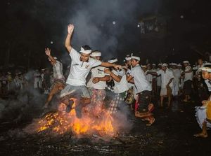 Tradisi Menginjak Api Menjelang Nyepi di Bali Tradisi Menginjak Api Menjelang Nyepi di Bali