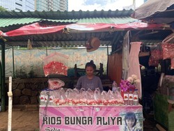 Cerita Putri Mencari Rezeki Berjualan Bunga di TPU Karet Bivak Jelang Ramadan