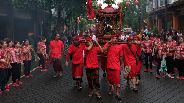 Warga Bali keturunan Tionghoa mengarak arca Dewa Kwan Kong atau dewa perang saat ritual Imlek Akulturasi Budaya di Denpasar, Bali, Sabtu (24/2/2024). Kegiatan tersebut merupakan rangkaian perayaan Cap Go Meh 2575 Kongzili yang diisi doa bersama dan menampilkan akulturasi budaya untuk keharmonisan dan keselamatan alam beserta isinya. ANTARA FOTO/Nyoman Hendra Wibowo