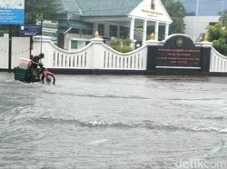 Hujan Sejak Siang, Sejumlah Ruas Jalan di Solo Tergenang