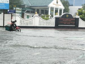 Hujan Sejak Siang, Sejumlah Ruas Jalan di Solo Tergenang Hujan Sejak Siang, Sejumlah Ruas Jalan di Solo Tergenang