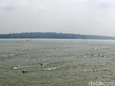 Serunya Lomba Renang Selat Madura di Surabaya