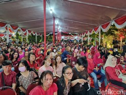 Ribuan Warga Tumplek Blek Saat Perayaan Cap Go Meh di Balai Kota Surabaya
