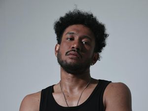 Kapsul Waktu Teddy Adhitya dalam MV Kembalikanku Kapsul Waktu Teddy Adhitya dalam MV Kembalikanku