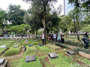 Jelang Puasa Ramadan, TPU Karet Bivak Ramai Peziarah
