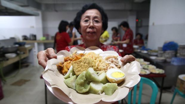 Warga Tionghoa menyiapkan makanan lontong Cap Go Meh di Kelenteng Tjoe Hwie Kiong, Kota Kediri, Jawa Timur, Sabtu (24/2/2024). Tradisi makan lontong bersama saat merayakan Cap Go Meh tersebut menjadi rangkaian penutupan perayaan Tahun Baru Imlek. ANTARA FOTO/Prasetia Fauzani