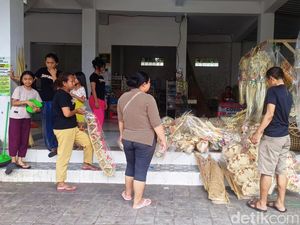 Pembeli Dapat Doorprize, Hiasan Penjor di Karangasem Laris Manis