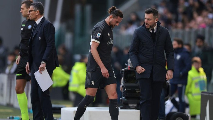 TURIN, ITALY - FEBRUARY 25: Adrien Rabiot of Juventus leaves the field of play with a foot injury during the Serie A TIM match between Juventus and Frosinone Calcio at  on February 25, 2024 in Turin, Italy. (Photo by Jonathan Moscrop/Getty Images)