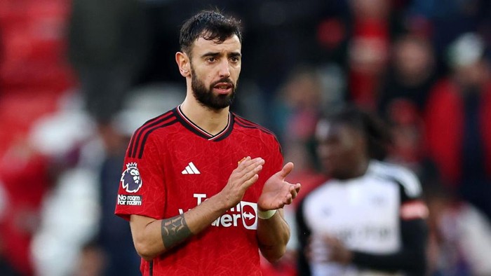 MANCHESTER, ENGLAND - FEBRUARY 24: Bruno Fernandes of Manchester United applauds the fans following the teams defeat during the Premier League match between Manchester United and Fulham FC at Old Trafford on February 24, 2024 in Manchester, England. (Photo by Clive Brunskill/Getty Images)