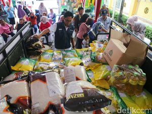Antusiasme Warga Serbu Sembako Murah Bulog