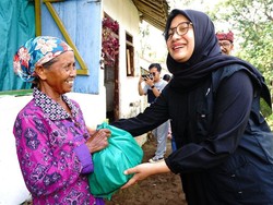 Bupati Ipuk Salurkan Bantuan ke Warga di Tengah Hutan Raung Banyuwangi
