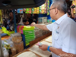Warga Teriak Turunkan Harga Beras ke Mendag Zulhas di Pasar Klender