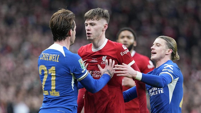Chelsea, Liverpool Chelsea's Ben Chilwell, left, clashes with Liverpool's Conor Bradley during the English League Cup final soccer match between Chelsea and Liverpool at Wembley Stadium in London, Sunday, Feb. 25, 2024. (AP Photo/Dave Shopland)