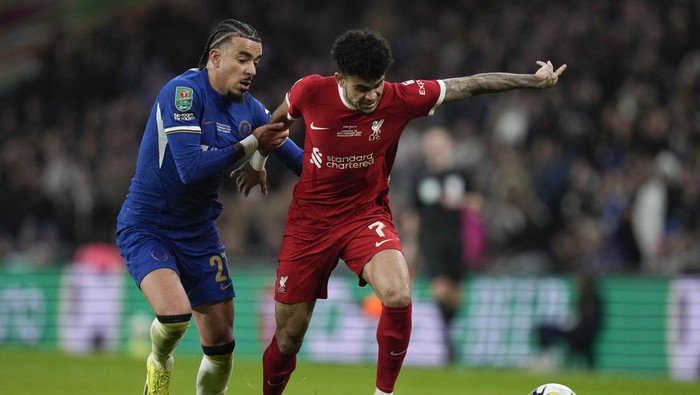 Chelseas Malo Gusto, left, challenges for the ball with Liverpools Luis Diaz during the English League Cup final soccer match between Chelsea and Liverpool at Wembley Stadium in London, Sunday, Feb. 25, 2024. (AP Photo/Alastair Grant)