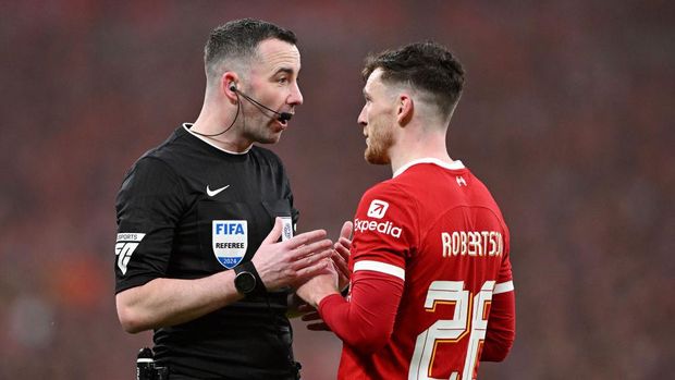 LONDON, ENGLAND - FEBRUARY 25: Referee Chris Kavanagh speaks with Andrew Robertson of Liverpool during the Carabao Cup Final match between Chelsea and Liverpool at Wembley Stadium on February 25, 2024 in London, England. (Photo by Mike Hewitt/Getty Images)