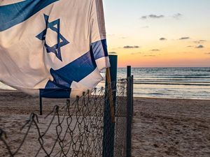 Dunia Hari Ini: Seorang Pria Bakar Diri di Depan Kedutaan Israel di Amerika