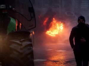 Demo Petani di Markas Uni Eropa Diwarnai Aksi Bakar Ban