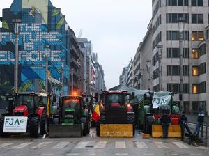 Potret Invasi Bulldozer di Kota Brussel Buntut Protes Petani Eropa Potret Invasi Bulldozer di Kota Brussel Buntut Protes Petani Eropa