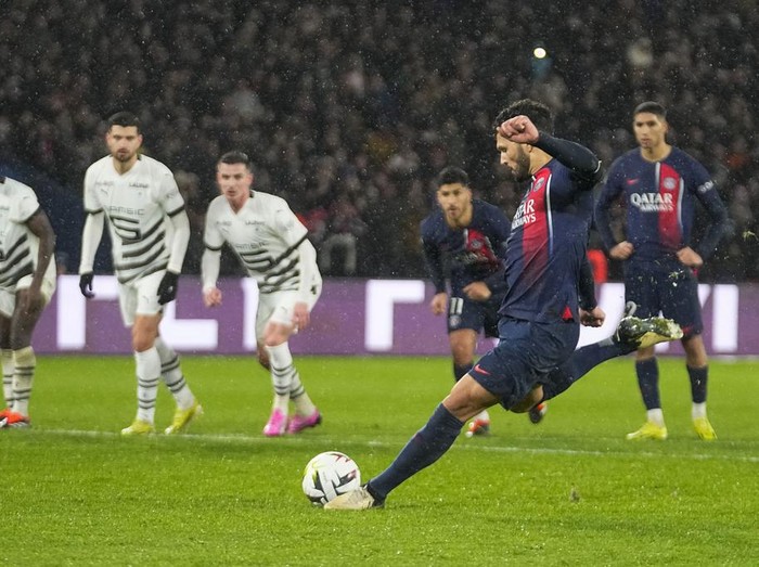 PSG's Goncalo Ramos scores his side's opening goal from penalty spot during the French League One soccer match between Paris Saint-Germain and Rennes, at the Parc des Princes stadium in Paris, France, Sunday, Feb. 25, 2024. (AP Photo/Michel Euler)