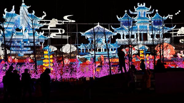 Gemerlap Instalasi Cahaya di Beijing Menandai Berakhirnya Perayaan Imlek