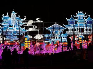 Gemerlap Instalasi Cahaya di Beijing Menandai Berakhirnya Perayaan Imlek