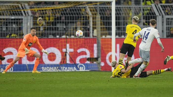 Hoffenheims Maximilian Beier, right, scores his sides second goal during the German Bundesliga soccer match between Borussia Dortmund and TSG Hoffenheim in Dortmund, Germany, Sunday, Feb. 25, 2024. (AP Photo/Martin Meissner)