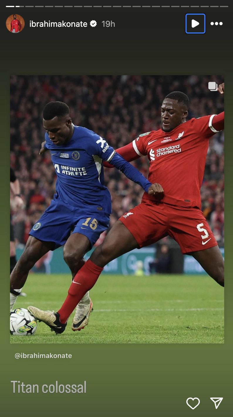 Ibrahima Konate jadi pilar penting kemenangan Liverpool atas Chelsea di final Carabao Cup. Bek Prancis itu merayakan gelar dengan gaya 'wibu'.